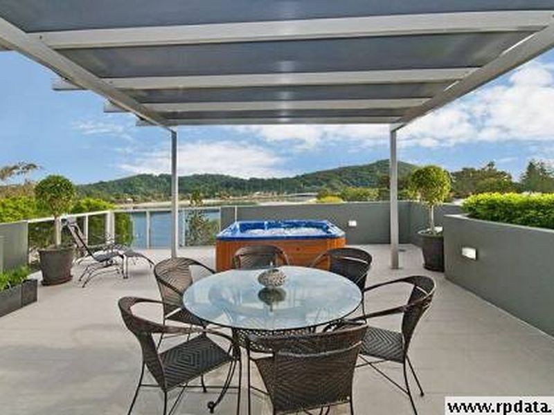 8 Murlong Cr, Palm Beach QLD 4221