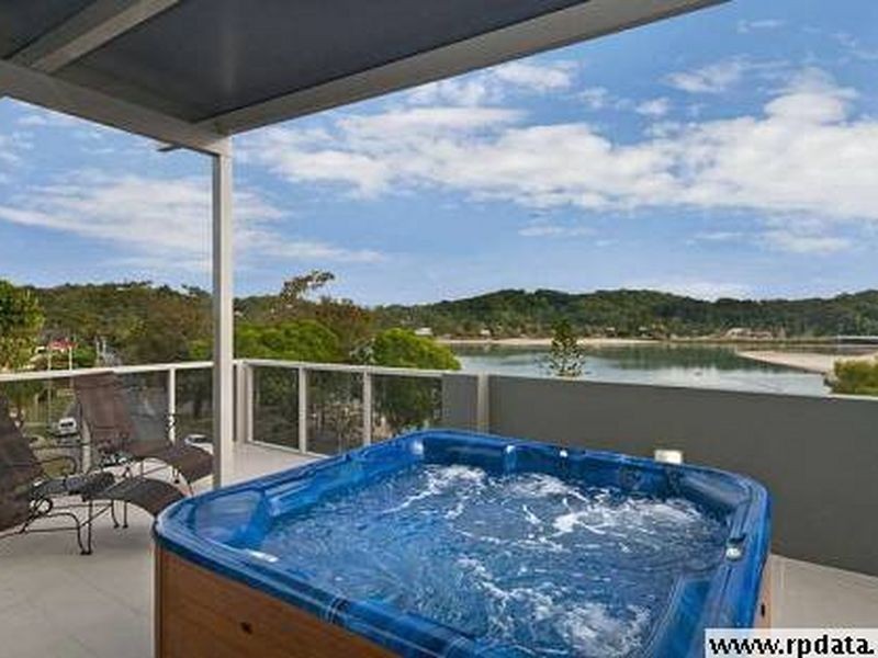 8 Murlong Cr, Palm Beach QLD 4221