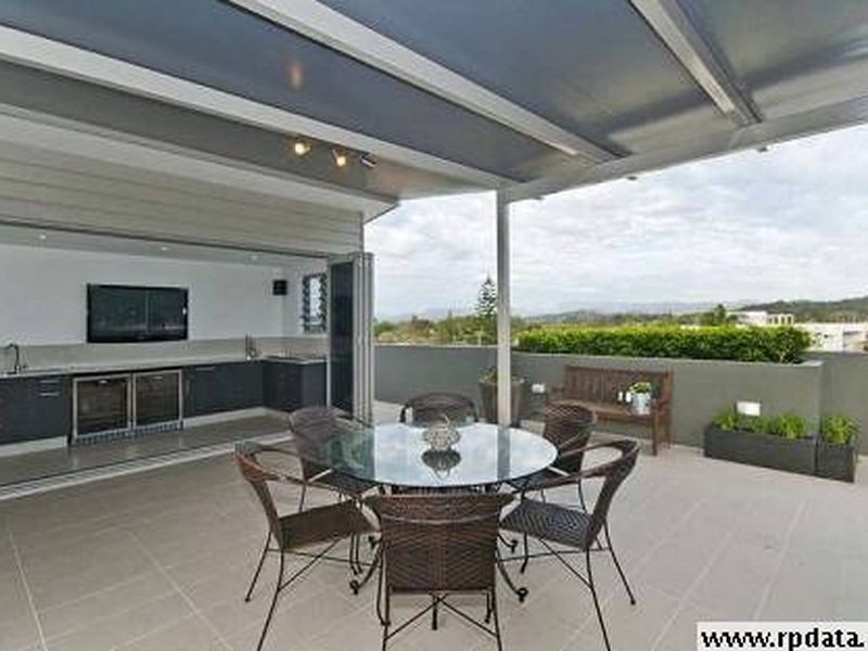 8 Murlong Cr, Palm Beach QLD 4221