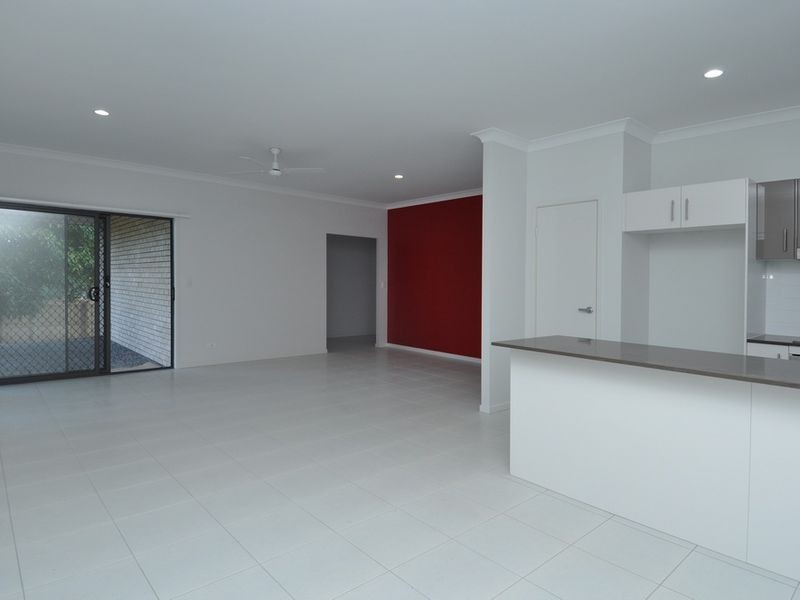 8 Greenlands Drive, Varsity Lakes QLD 4227