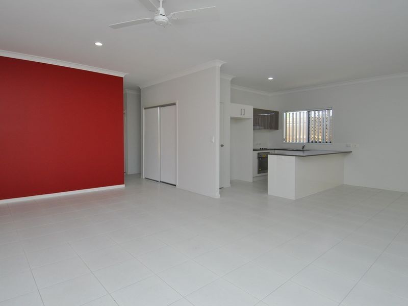 8 Greenlands Drive, Varsity Lakes QLD 4227