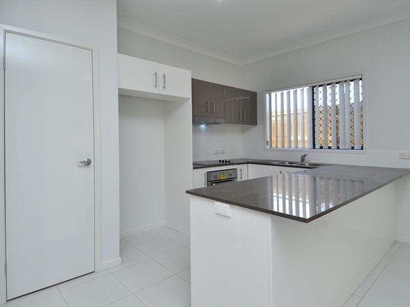 8 Greenlands Drive, Varsity Lakes QLD 4227