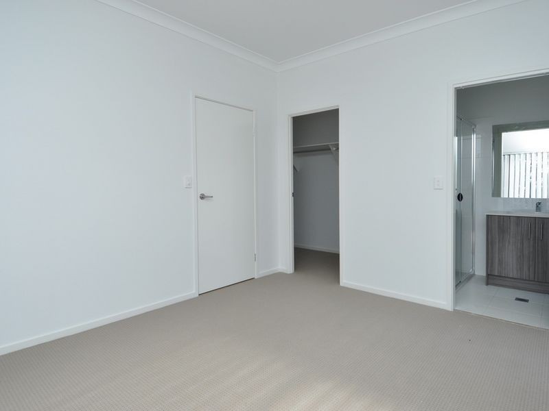 8 Greenlands Drive, Varsity Lakes QLD 4227