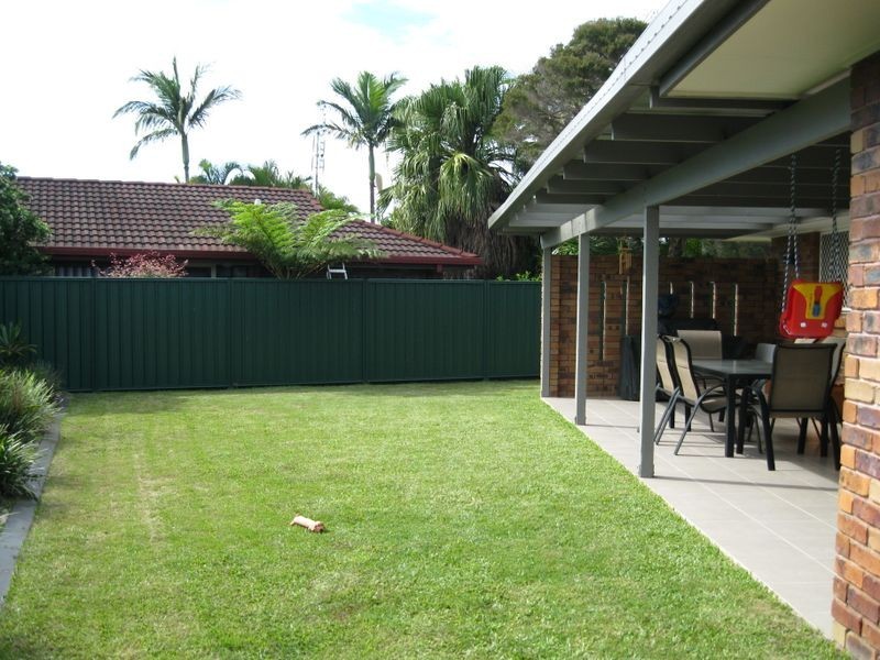 4 Violet Crt, Miami QLD 4220