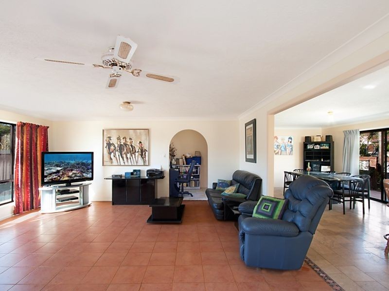 2 Holbrook Way, Elanora QLD 4221