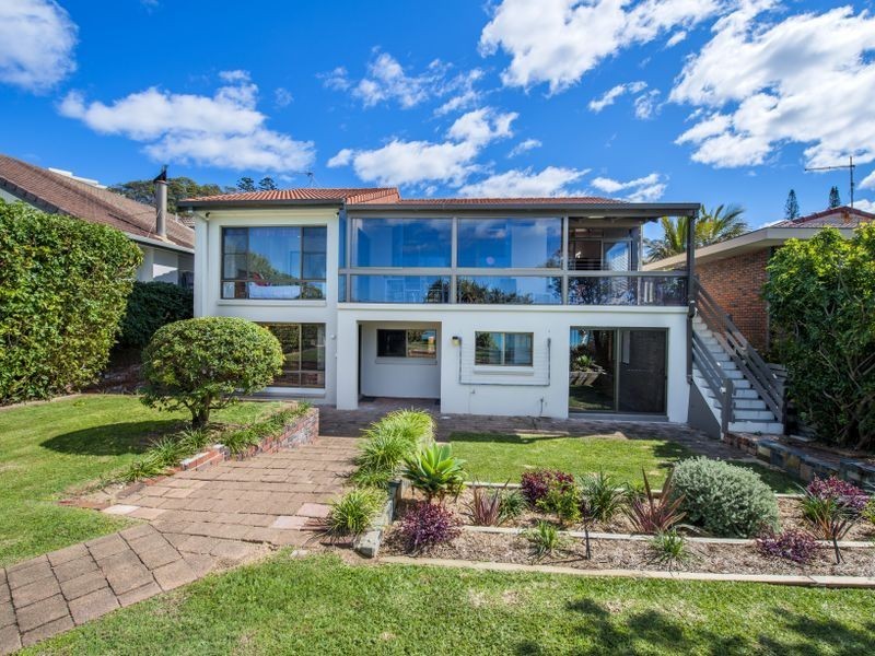 11 Emerald Avenue, Sapphire Beach NSW 2450