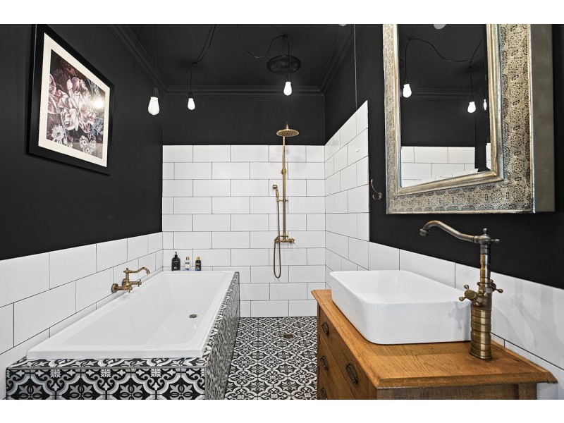 122 Pine Aveune, Ulong NSW 2450