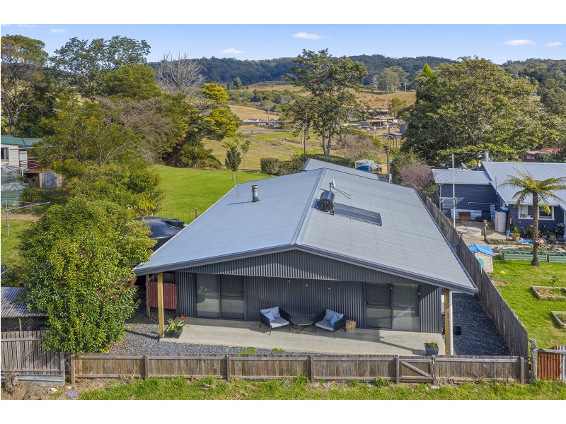122 Pine Aveune, Ulong NSW 2450