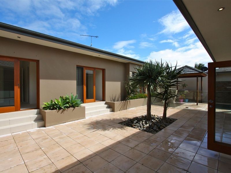 16 San Simeon Circuit, Sapphire Beach NSW 2450