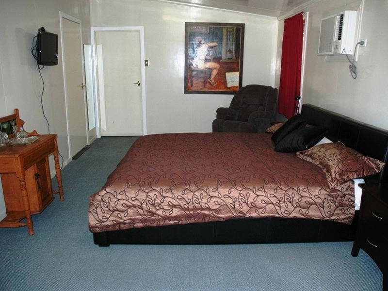 128 Spoonbill street, Longreach QLD 4730