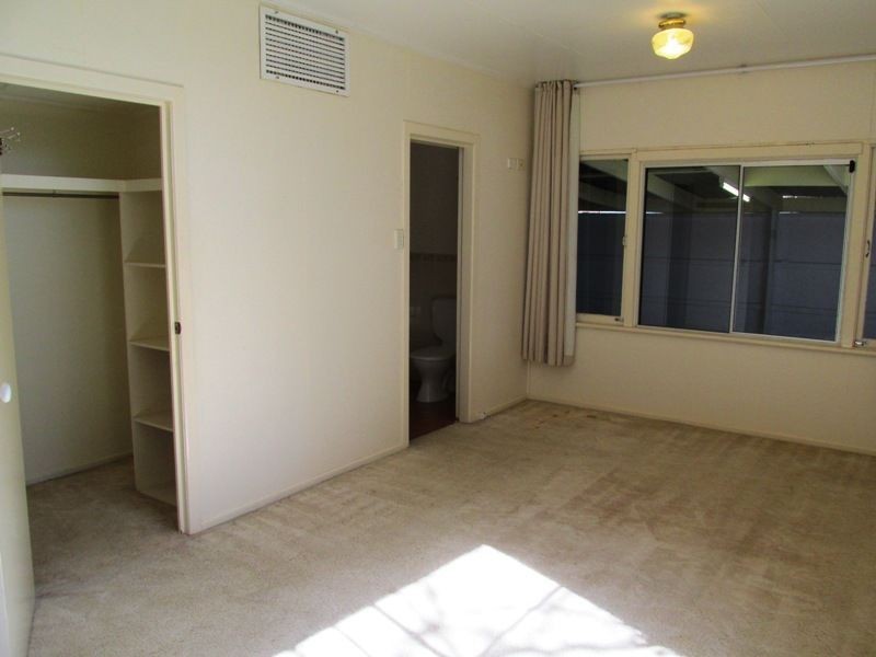 4 Lark steet, Longreach QLD 4730