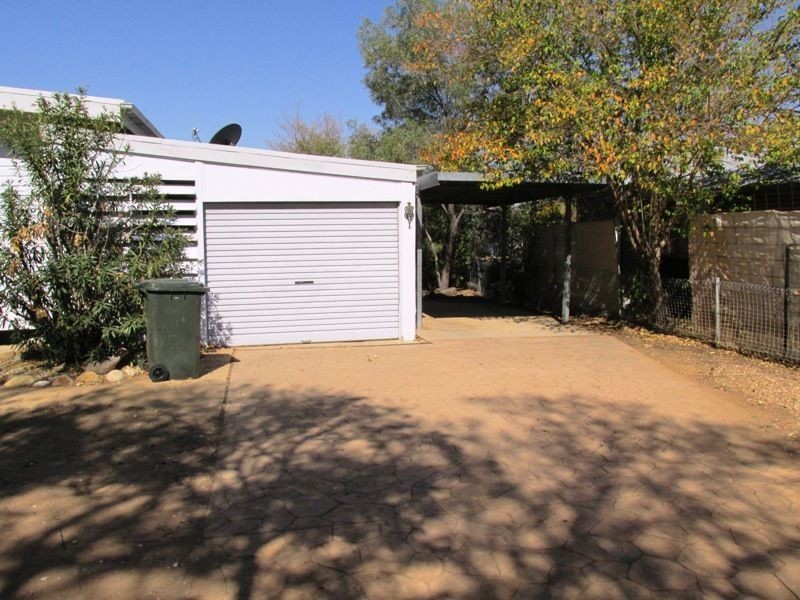 4 Lark steet, Longreach QLD 4730