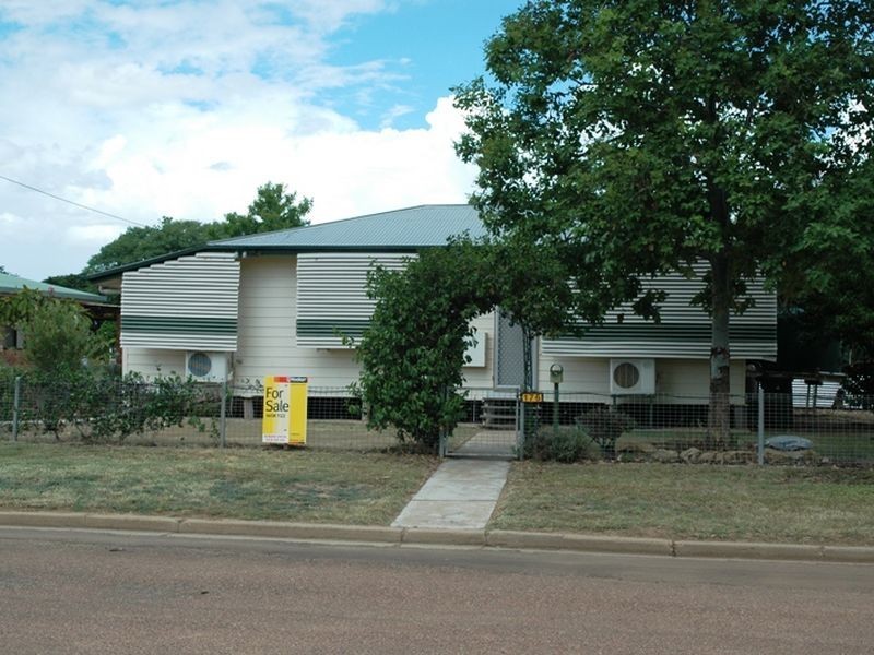 176 Kingfisher street, Longreach QLD 4730