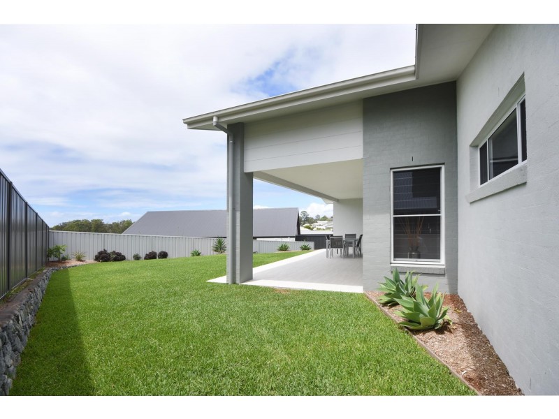 8 Neptune Close, Safety Beach NSW 2456