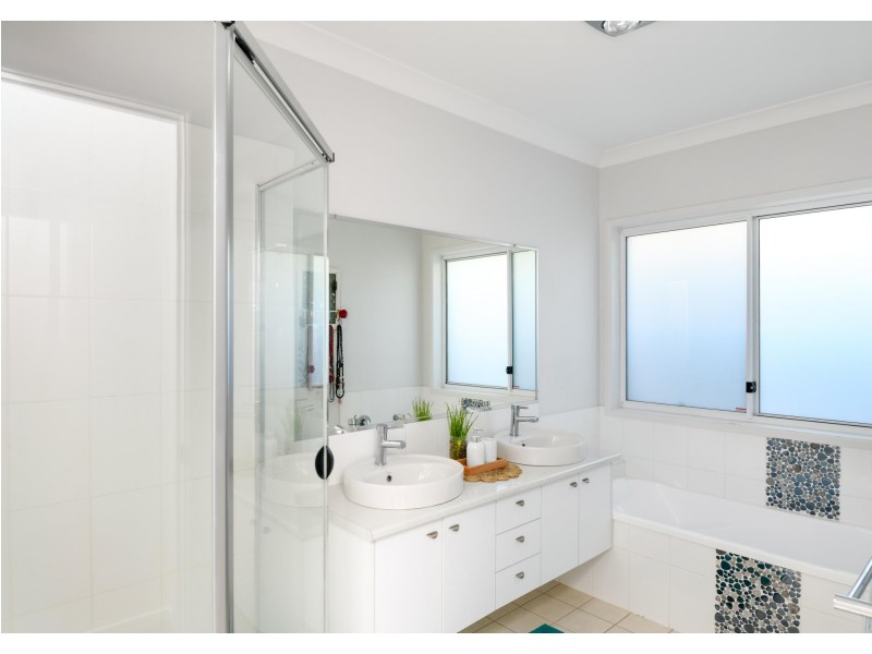 2 Admiralty Drive, Safety Beach NSW 2456