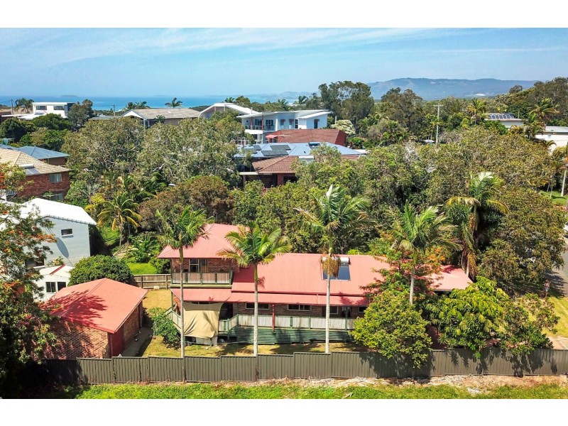 13 Dammerel Crescent, Emerald Beach NSW 2456