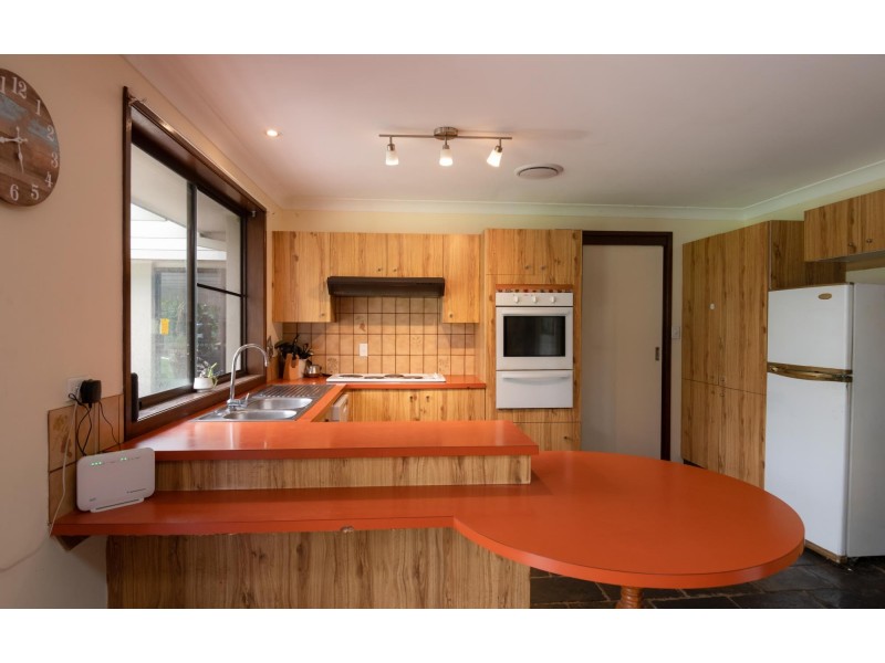 8 Beacon Crescent, Emerald Beach NSW 2456