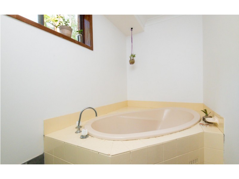 8 Beacon Crescent, Emerald Beach NSW 2456