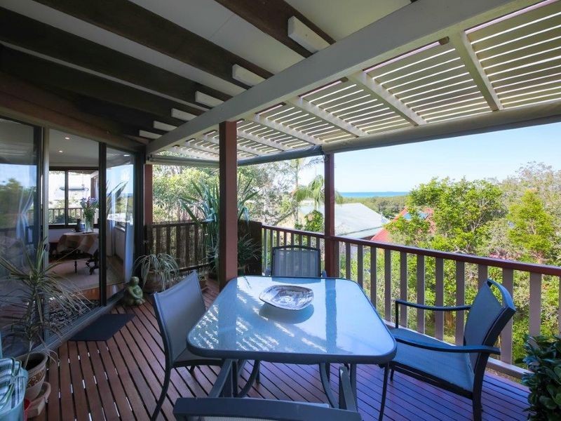 32 Dammerel Crescent, Emerald Beach NSW 2456
