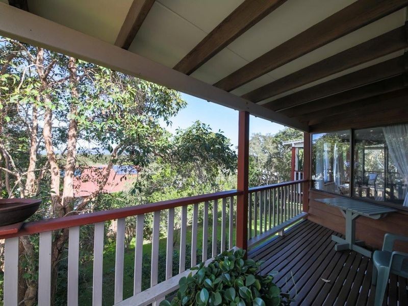 32 Dammerel Crescent, Emerald Beach NSW 2456