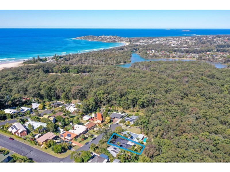 16 Young Street, Safety Beach NSW 2456