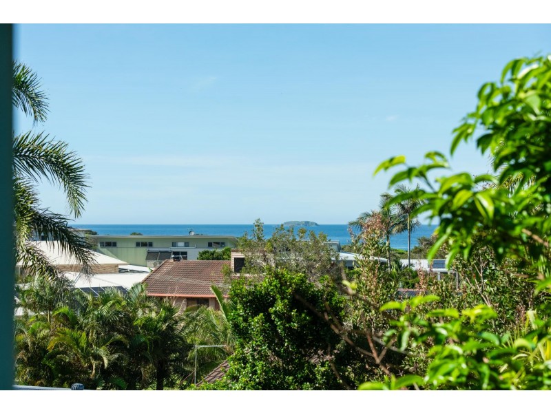 42 Dammerel Crescent, Emerald Beach NSW 2456