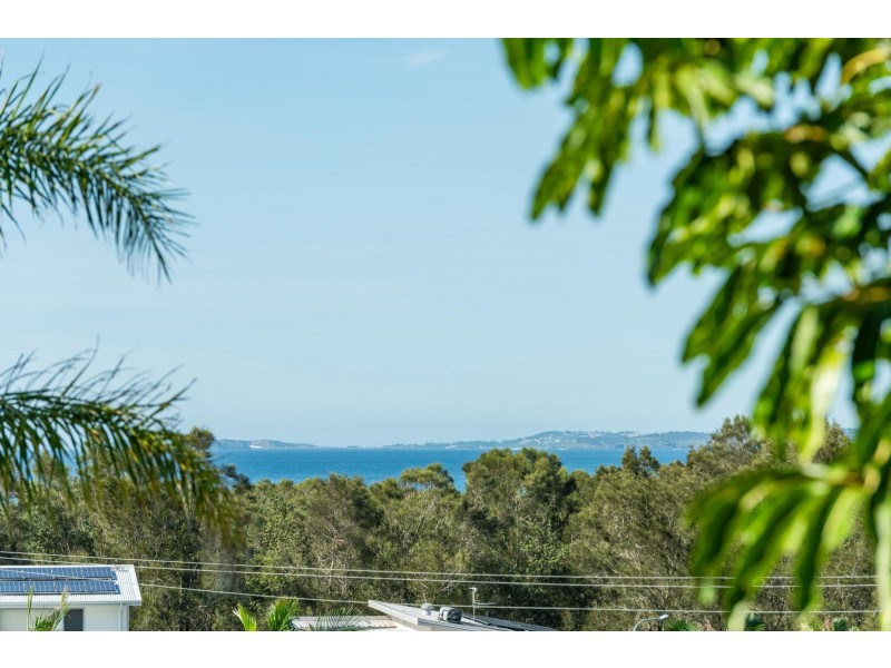 42 Dammerel Crescent, Emerald Beach NSW 2456
