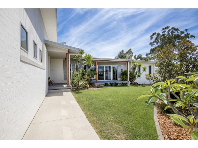 10 Helmsman Close, Safety Beach NSW 2456