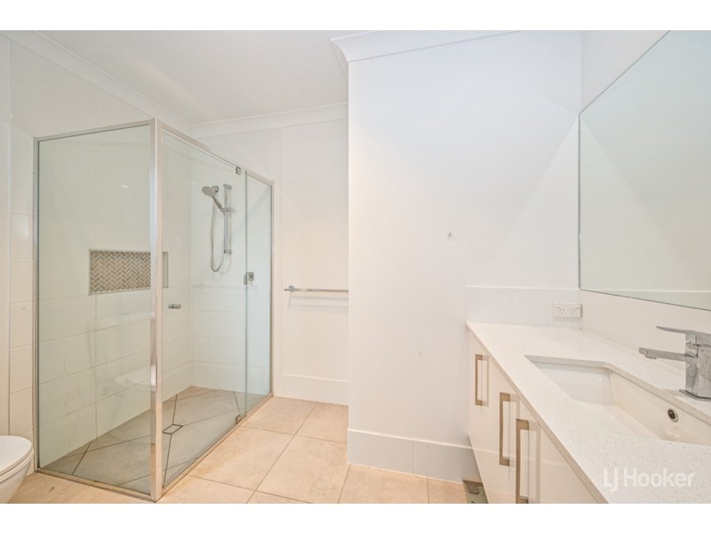 9/2 Spinnaker Drive, Sandstone Point QLD 4511