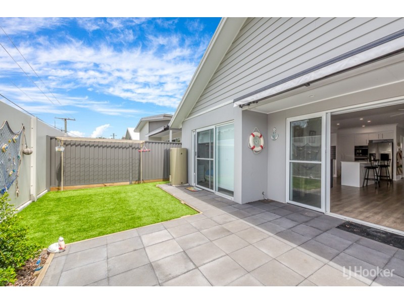 9/2 Spinnaker Drive, Sandstone Point QLD 4511