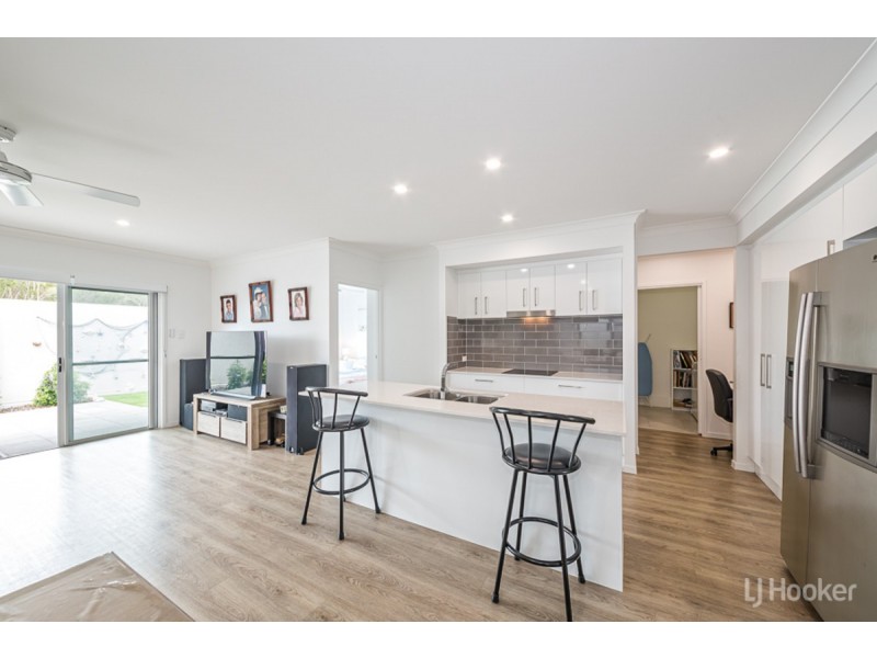 9/2 Spinnaker Drive, Sandstone Point QLD 4511