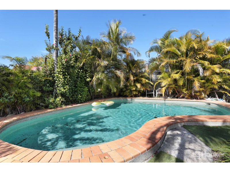 4 Squire Place, Sandstone Point QLD 4511