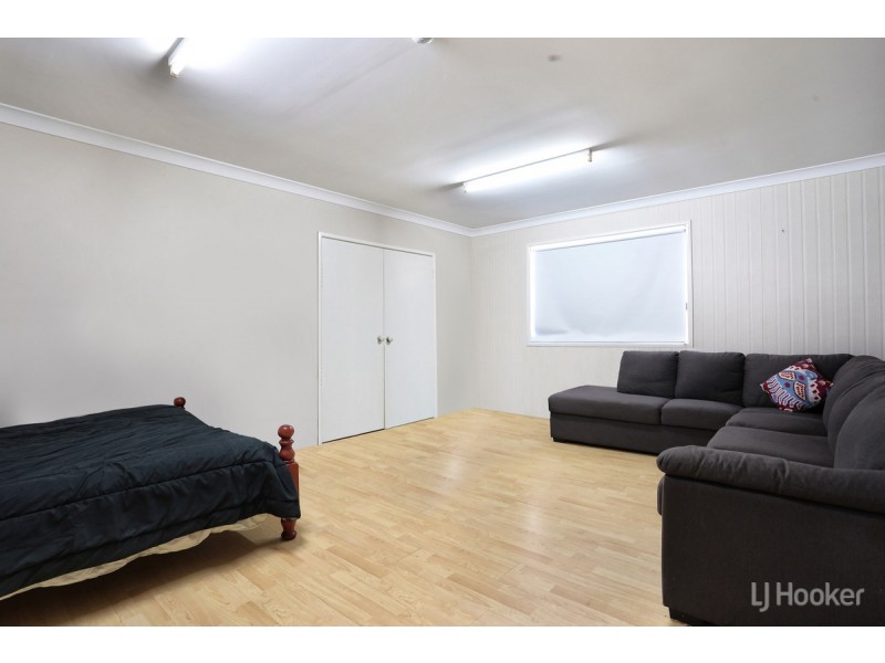 4 Squire Place, Sandstone Point QLD 4511