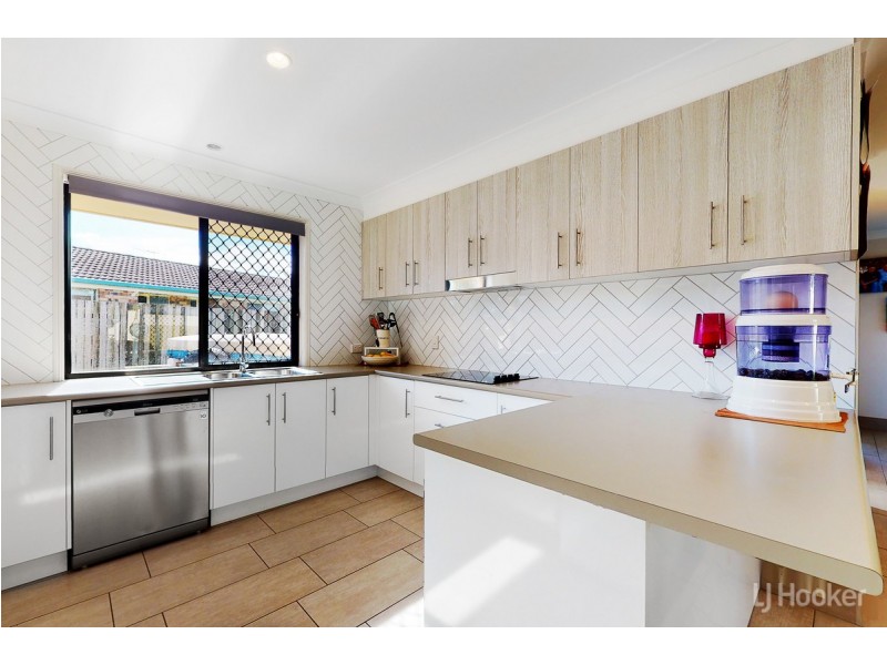 18 Mossman Way, Sandstone Point QLD 4511