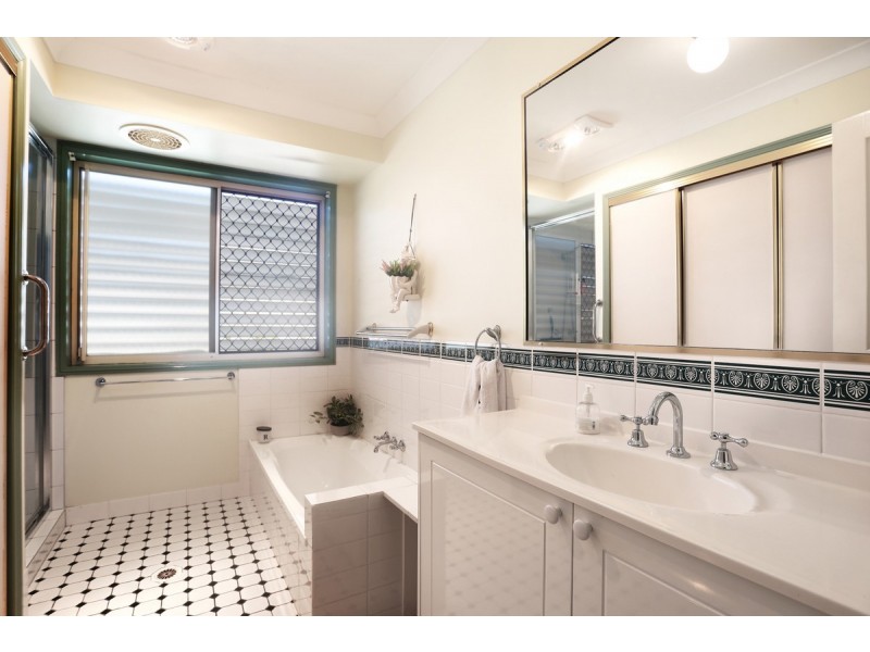 12 Chiltern Place, Sandstone Point QLD 4511