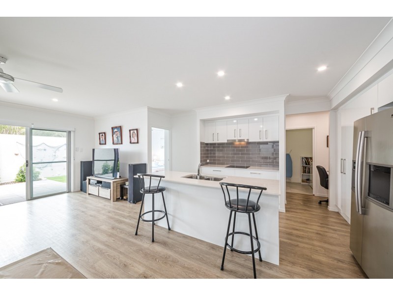 9/2 Spinnaker Drive, Sandstone Point QLD 4511