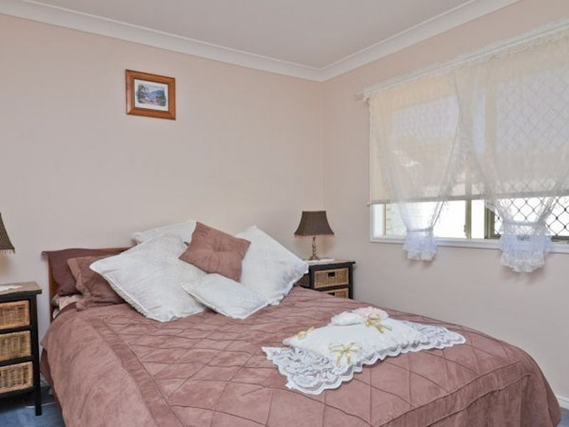 6 Weeroona Ave, Beachmere QLD 4510