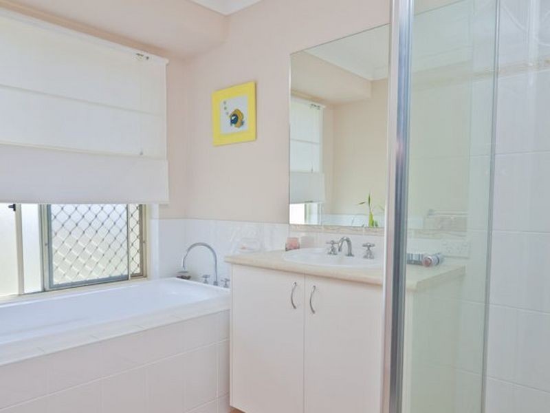 6 Weeroona Ave, Beachmere QLD 4510