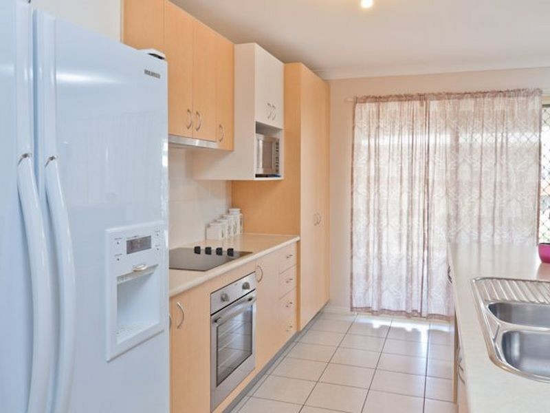 6 Weeroona Ave, Beachmere QLD 4510