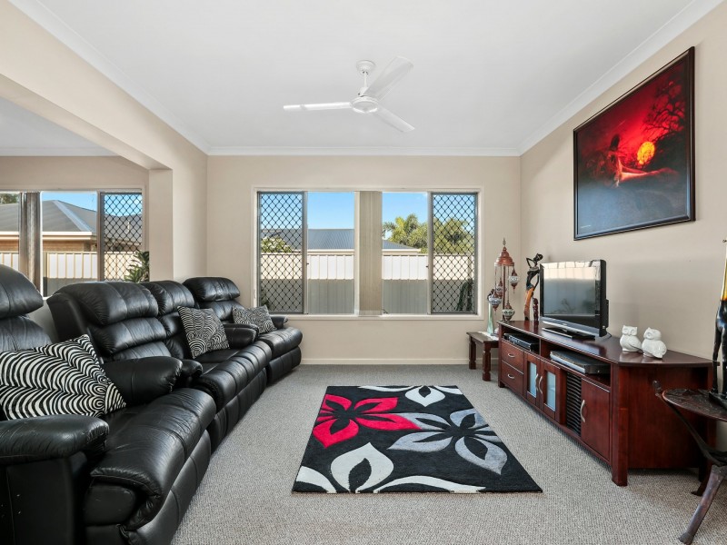 14 Sinclair Place, Ningi QLD 4511