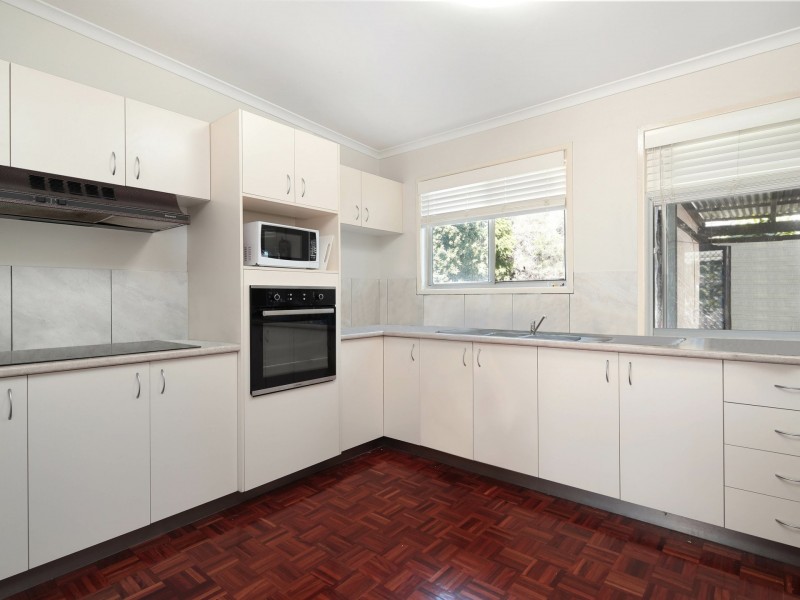 18 Dwyer Street, Beachmere QLD 4510