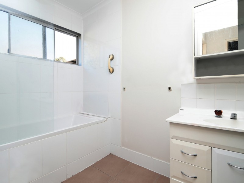 18 Dwyer Street, Beachmere QLD 4510