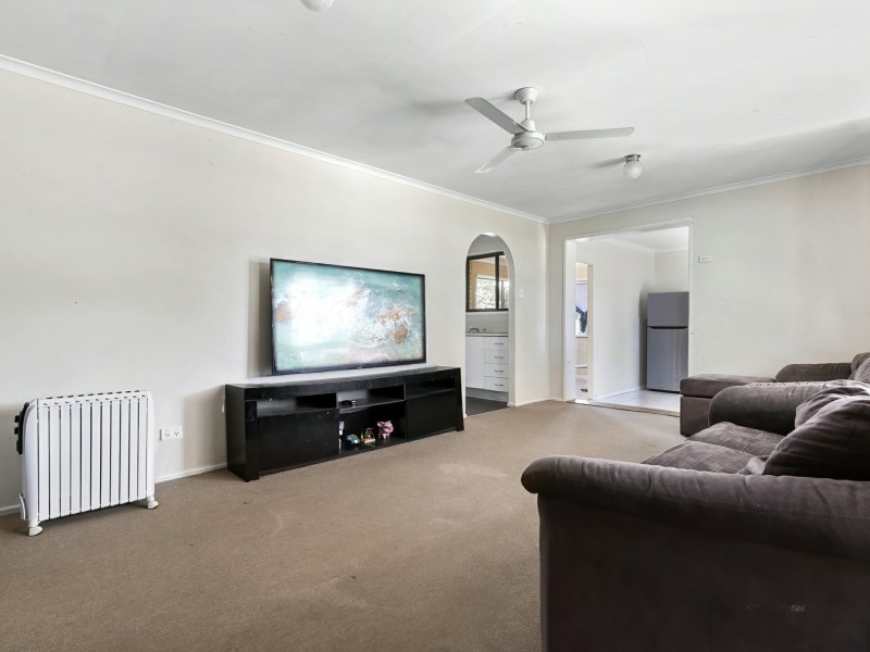 4 Charles Crescent, Beachmere QLD 4510