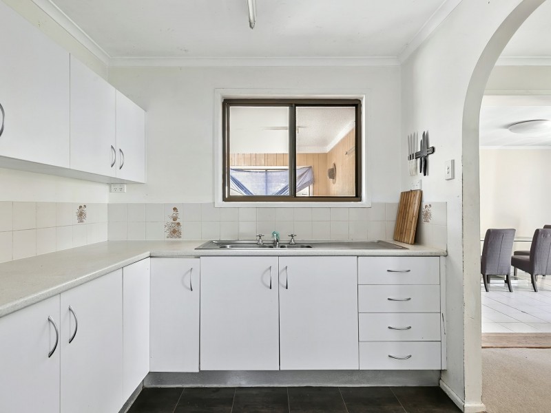 4 Charles Crescent, Beachmere QLD 4510