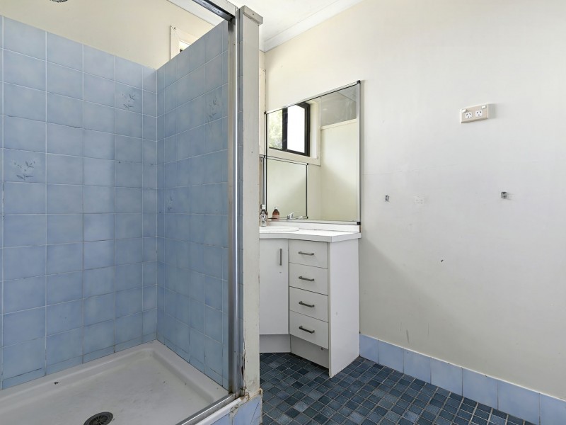 4 Charles Crescent, Beachmere QLD 4510
