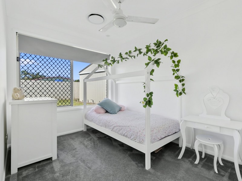 8 Bream Court, Sandstone Point QLD 4511