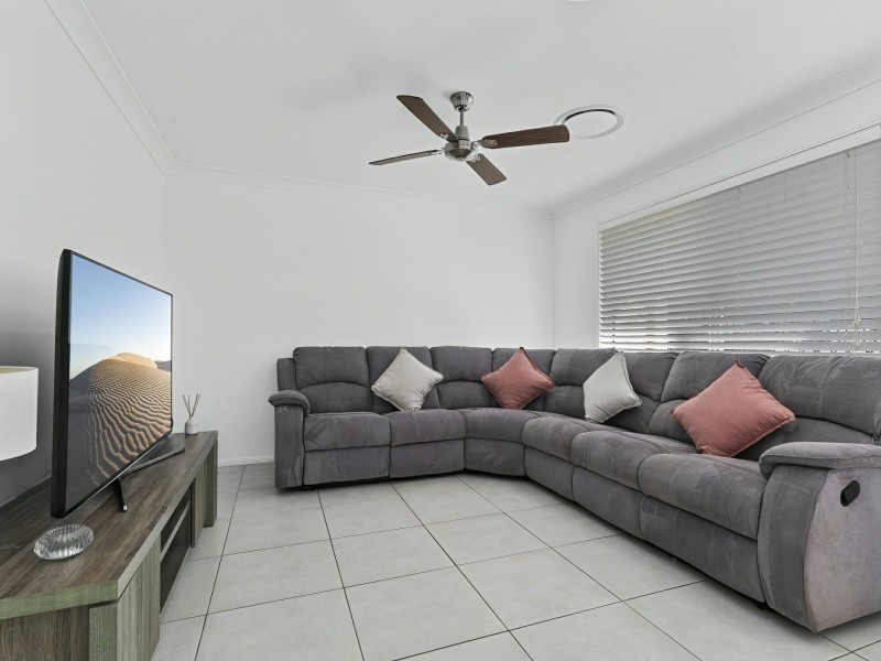 8 Bream Court, Sandstone Point QLD 4511