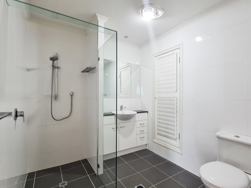 33 Biggs Avenue, Beachmere QLD 4510
