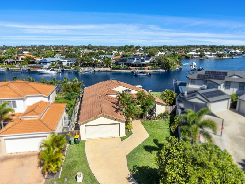 25 Bowsprit Crescent, Banksia Beach QLD 4507