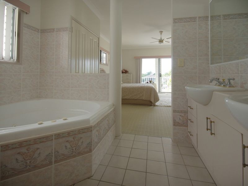 8 Topsail Circuit, Banksia Beach QLD 4507
